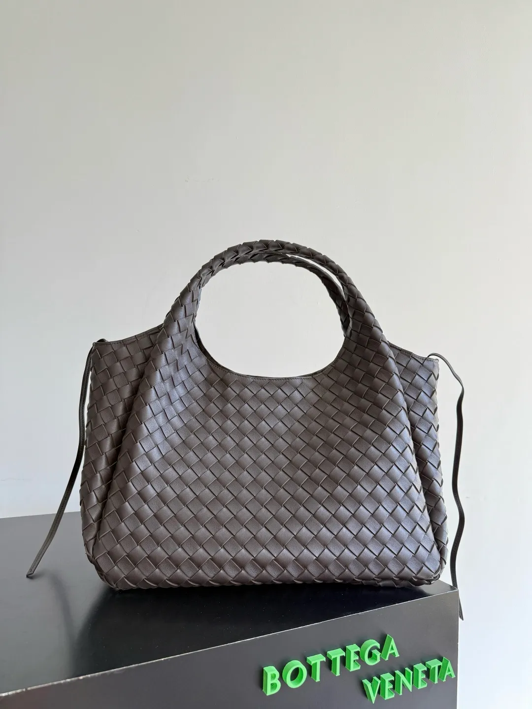 Batch 2760 new products are coming! BOTTEGA VENETA Bottega Veneta's 2025 new Campana shoulder bag is on the market~ First of all, I would like to praise the weight of this bag. As a not too small bag, it is very light for daily use. For people like me who need to carry a lot of belongings when going out, this advantage is great, and it greatly reduces the burden of traveling. 🛍️The shape is a bit like a combination of parachute and jodie. The blunt triangle shape is cute and honest. Carrying it on your back when going shopping is a good mood accelerator. The handles and body of the bag are both classic weaves. A tie is added to the original open design. If it is not tied up, the bag will look like a small vegetable basket when carried. Style number: 844250 Size: 39*24*18.5cm